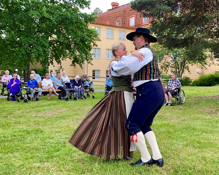 Stockholms folkdansring uppträder 2