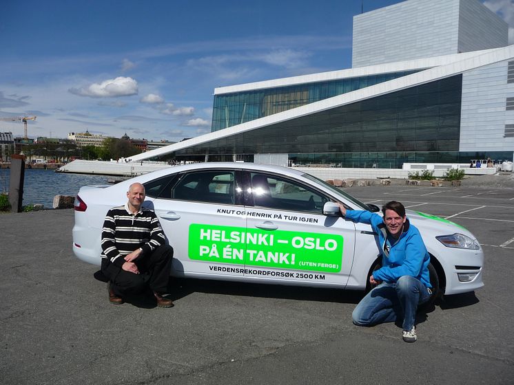 Knut Wilthil og Henrik Borchgrevink kjørte 2536,4 km på en dieseltank med en ordinær Ford Mondeo ECOnetic.