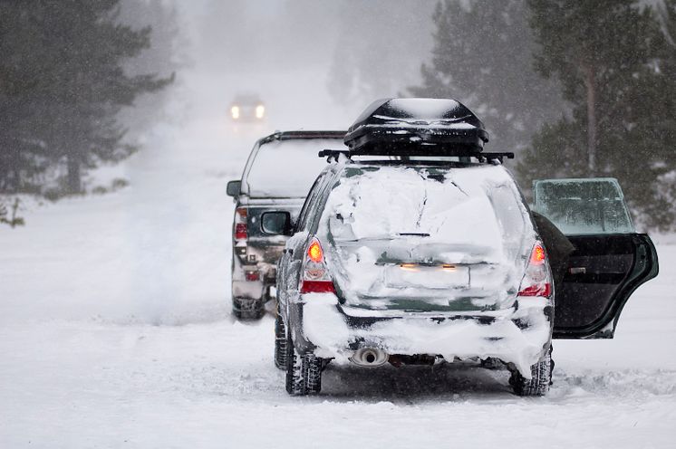 6913794-standing-cars-in-winter