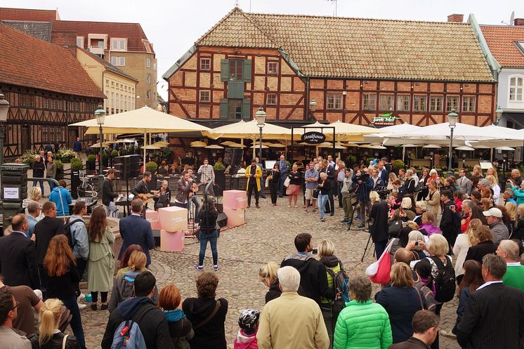Måns Zelmerlöw spelar live på Lilla Torg i Malmö