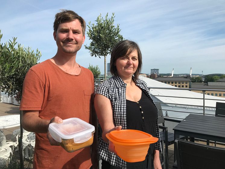 Filip Eklund och Karin Nielsen uppmanar göteborgarna att köpa mat i medhavd låda under Kulturkalaset.