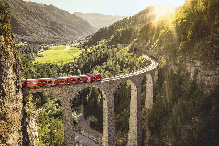 Zug der RhB auf dem Landwasserviadukt in Graubuenden ©Schweiz Tourismus_Rob Lewis