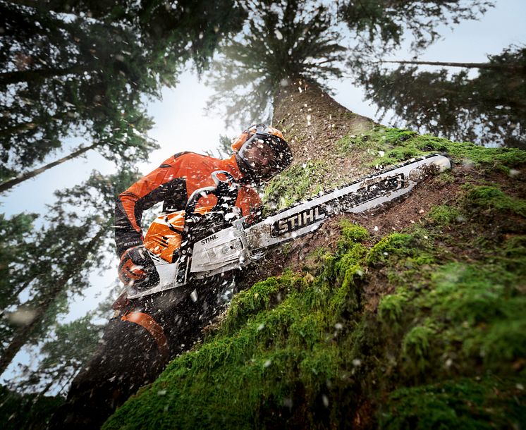 STIHL MS 500i går fra 0 - 100 på 0,25 sekunder – den første motorsav i verden med direkte indsprøjtning. 