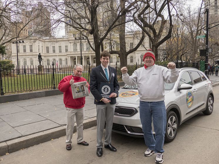 Kia Niro slår Guinness-rekord i snålkörning genom USA. Robert Winger (vänster) and Wayne Gerdes (höger) körde bilen.