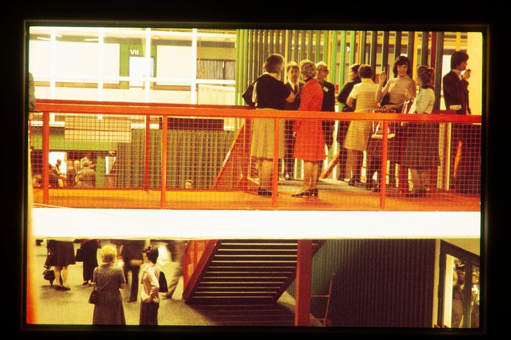 Exhibition visitors in the congress foyer at the Stockholm fair.