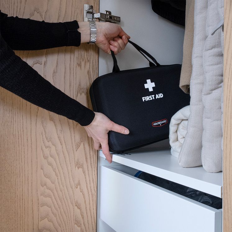 611013_First Aid Kit_hall_hand.jpg
