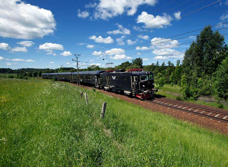 SJ InterCity i sommarlandskap