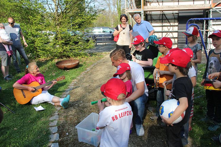 RB-Fußballer kicken im Kinderhospiz Bärenherz mit kleinen Fans um die Wette 