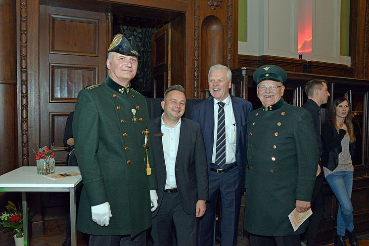 Center-Manager der Promenaden Hauptbahnhof Thomas Oehme (2.v.l.) mit Moderator Dr. Helge-Heinz Heinker (2.v.r) und historischen Eisenbahner