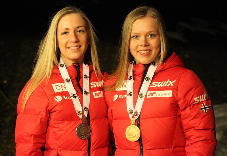 Emilie Kalkenberg og Karoline Erdal med medaljer, sprint kvinner ungdom, junior-VM
