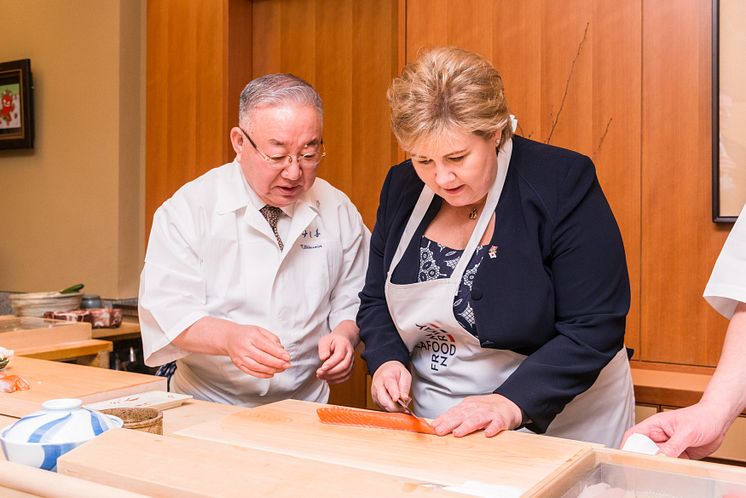 Statsminister Erna Solberg lager laksesushi i Japan