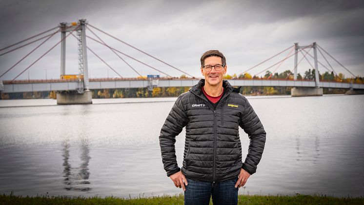 Stig Engström, grundare och ägare av Engcon, vid Strömsundsbron