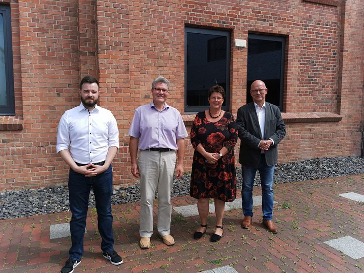 Laborleiter Philipp Franke (BIOMES), Professor Marcus Frohme (TH Wildau), Wildaus Bürgermeisterin Angela Homuth und Landrat Stephan Loge (v. l.) auf dem Campus der TH Wildau.