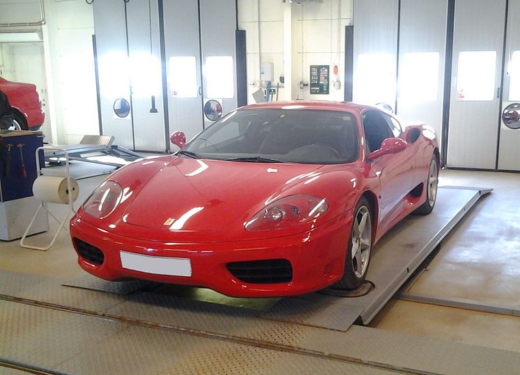 Ferrari besiktad hos Opus Bilprovning Kungsängen