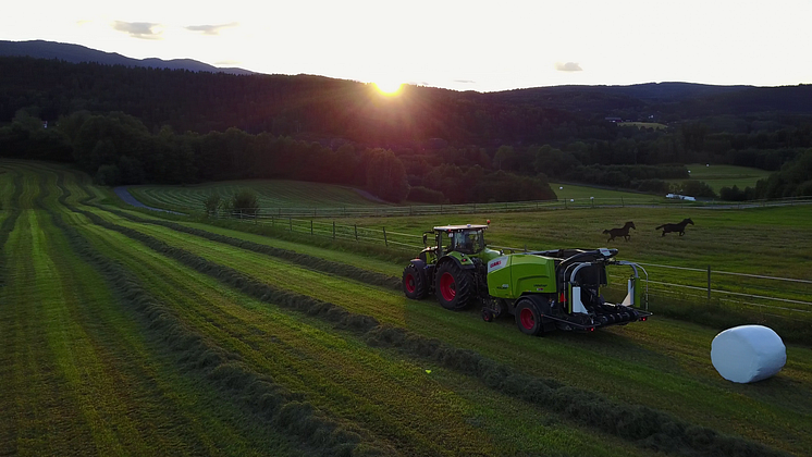 CLAAS AXION 830 med CLAAS ROLLANT 455 UNIWRAP