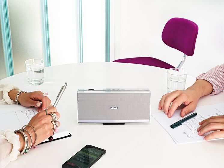 NFC-enheder tilkobles Loewe Speaker 2go meget enkelt via et touch point, som er placeret på toppen af højttaleren.