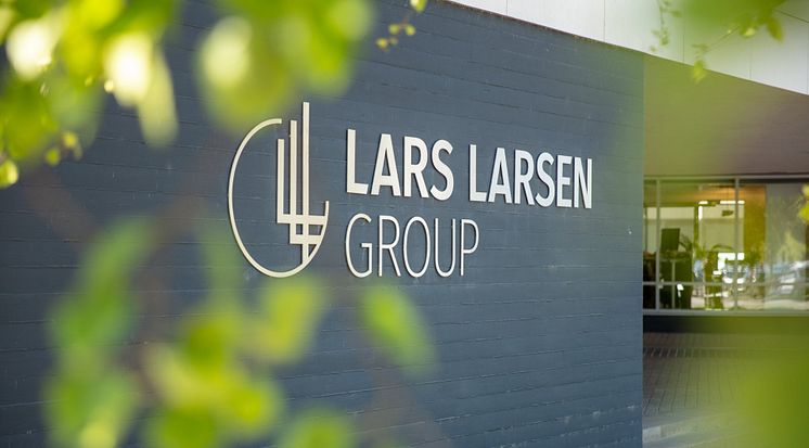 Lars Larsen Group, exterior