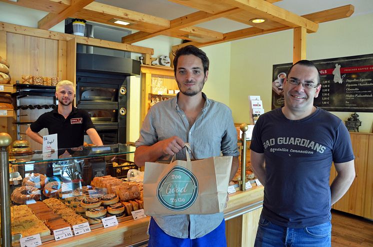 Too Good To Go: Axel Rösch und Bäckerei-Inhaber Patrick Schülke mit der 15.000. geretteten Mahlzeit in Seidels Klosterbäckei