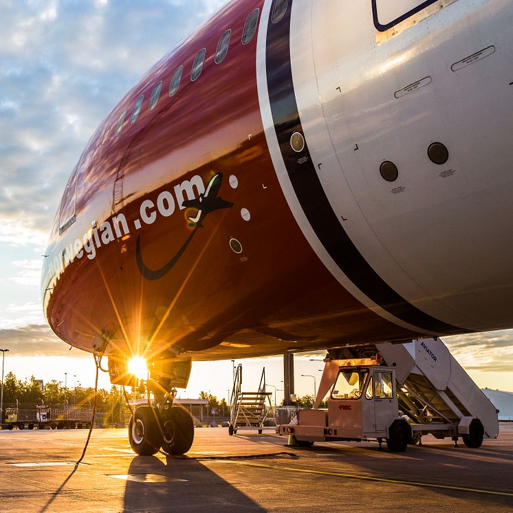 Norwegian Boeing 787 Dreamlinerin aamuauringossa