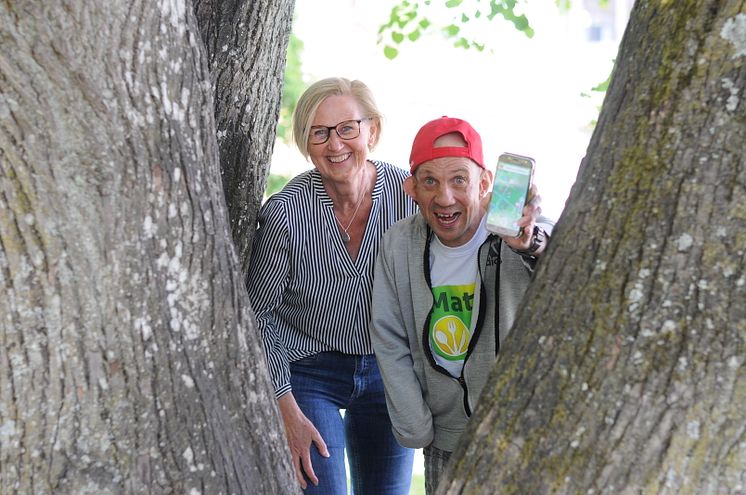 Utvecklingsledare Margareta Frost-Johansson tillsammans med en av deltagarna vid test av spelappen GoGlad