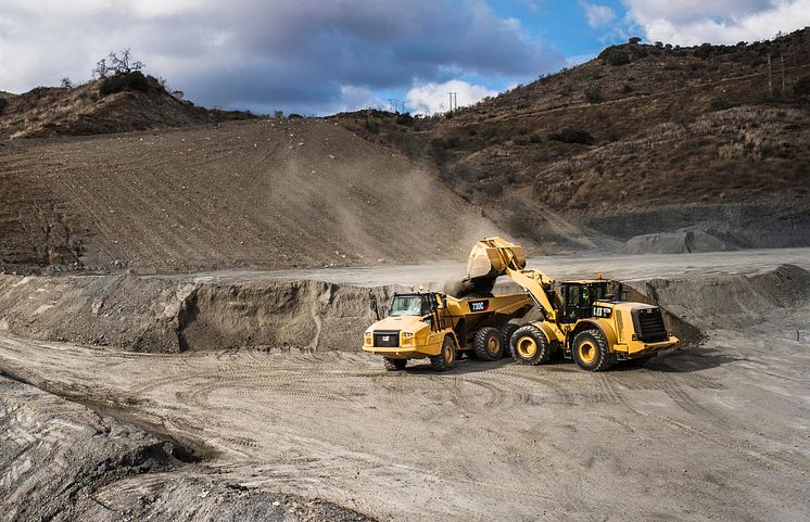 Cat 972M XE hybridhjullastare och Cat 730C dumper i arbete