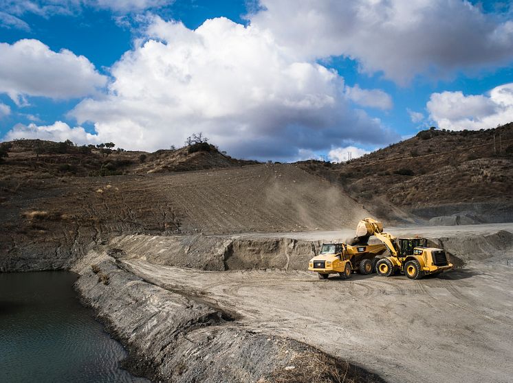 Cat 972M XE hybridhjullastare och Cat 730C dumper - från avstånd