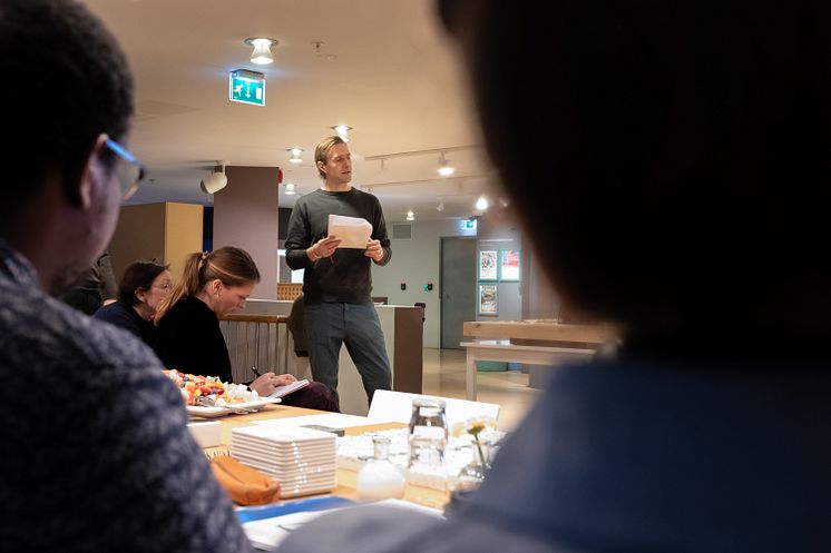 Matias Falbdakken presenterer forslaget for juryen i 22julisenteret 20 jan 