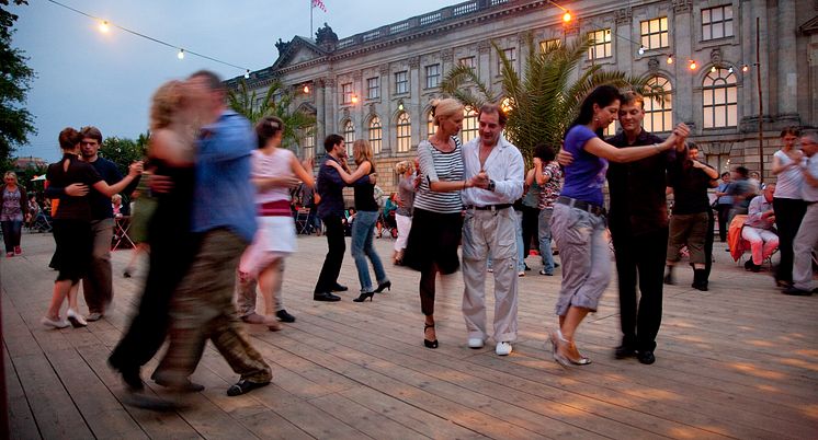 Der er gang i Tysklands storbyer, her tangoaften ved Berlins Strandbar Mitte