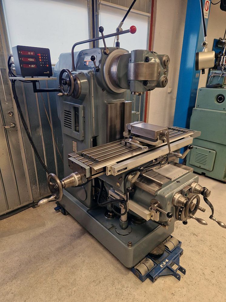 3 SCHAUBLIN 53 Milling machine.jpg