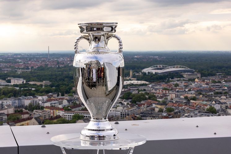 Pokal mit der Trophäe auf dem City-Hochhaus und Blick über die Stadt Leipzig