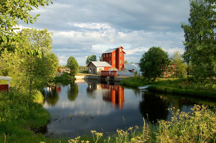 Bruksdammen med hyttanläggningen invid Leduån i Olofsfors. Foto: Olofsfors bruk