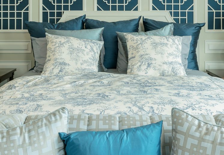 21862860-classic-style-bedroom-with-white-and-blue-pillows-on-bed