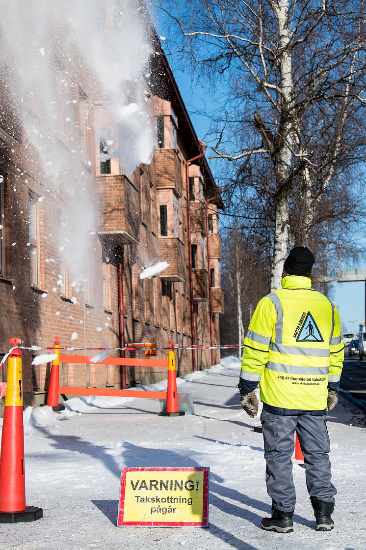 Avspärrning på trottoar vid takskottning