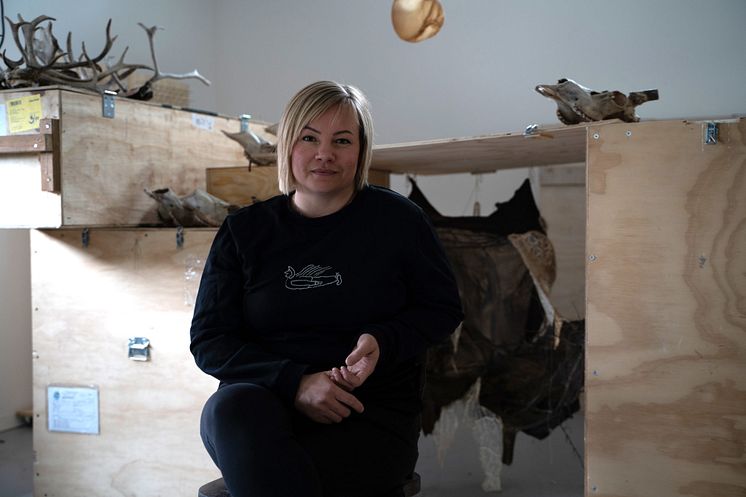Máret Ánne Sara fotografert i studio