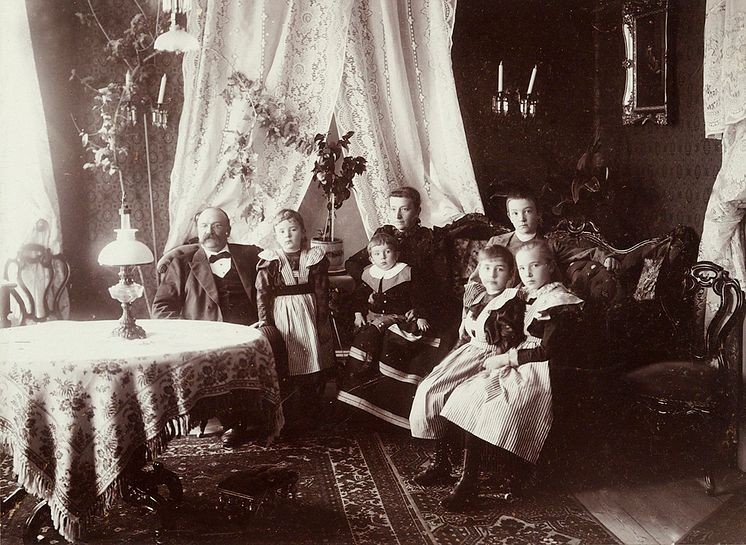 Fotogenljus inomhus. Foto ur Nordiska museets samlingar