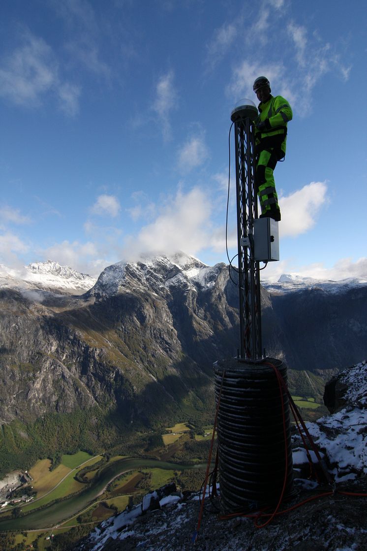 Mannen: Luftig jobb på installasjonene på fjellet.