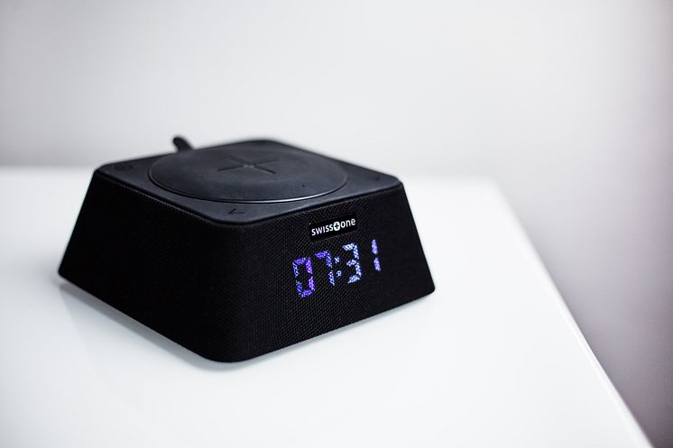 Väckarklocka med radio & portabel Qi-laddare