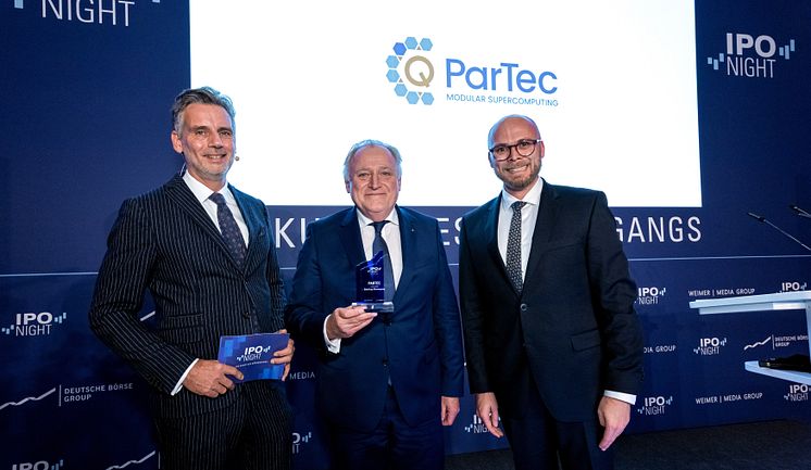 IPO Award 2023_Hugo Falter middle and Laudatory speaker Dr. Fabian Mehring right