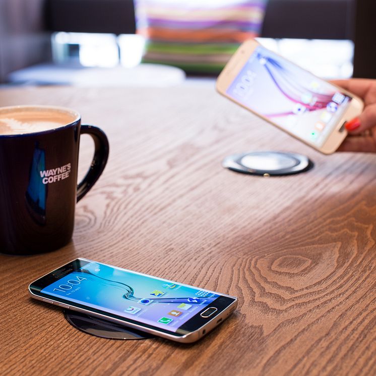 Samsung och Wayne ́s Coffee laddar för trådlöst samarbete