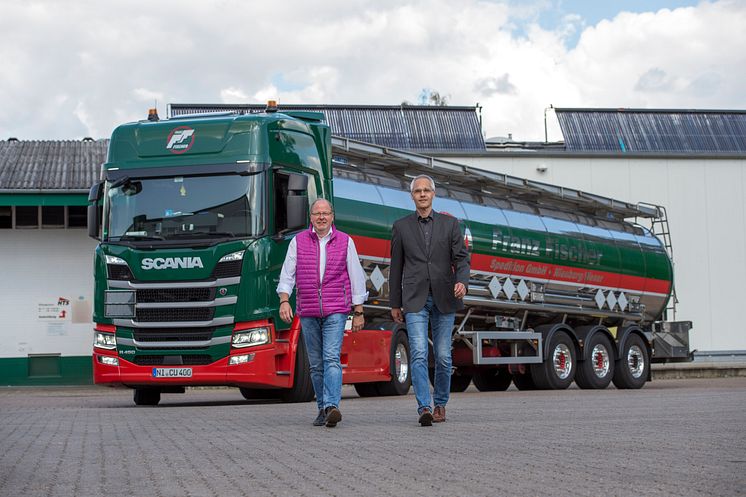 Ein starkes Team in Sachen Kraftstoffeffizienz Speditionsleiter Heino Bückmann und Scania Verkäufer Lars Stamkort