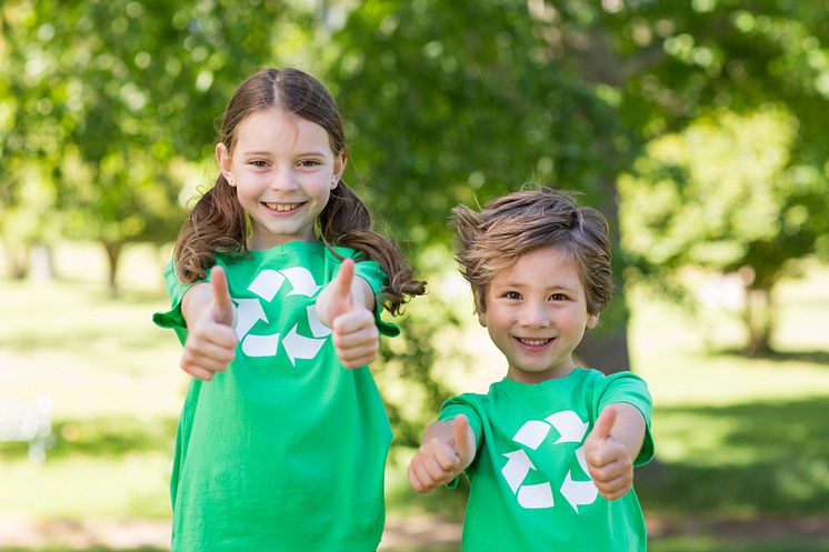 10976667-happy-siblings-in-green-with-thumbs-up (1)