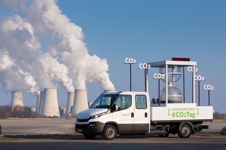 CO2-Tag 2018: Fahrzeug vor Kraftwerk