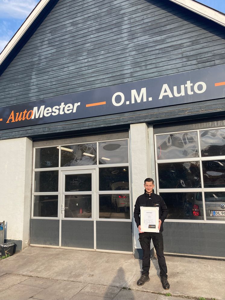 Oliver Madsen foran sit værksted O.M Auto 
