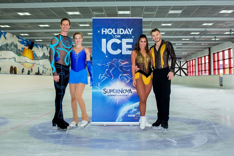 Gaststar Sarah Lombardi stellt mit HOLIDAY ON ICE Hauptdarsteller Wesley Campbell neue Show SUPERNOVA in Frankfurt vor