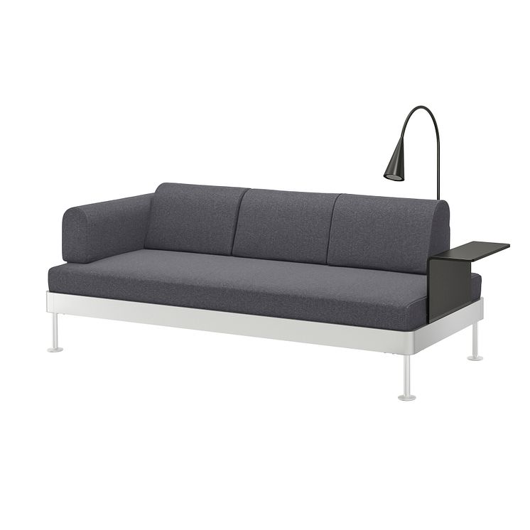 DELAKTIG sofa-platform i mellemgrå med rygstøtte, armlæn med pude, sidebord og LED-gulvlampe