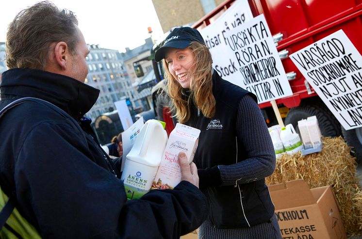 Susanne Johansson delar ut mjöl på Medborgarplatsen i Stockholm