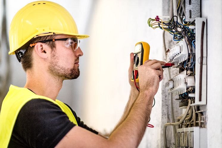 electrician-repairing-circuit-breakers-getty-511990814