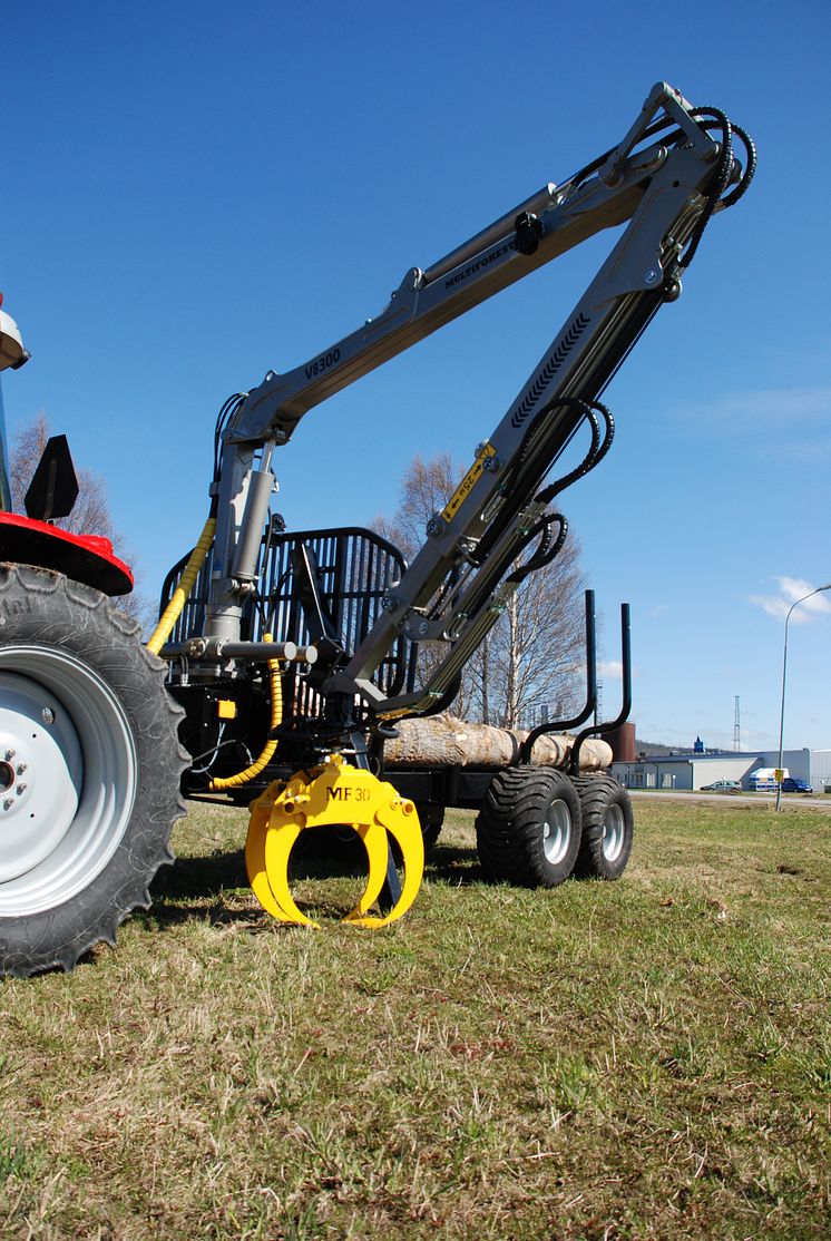 Multiforest Skogsvagn med MFV8300 vikkran