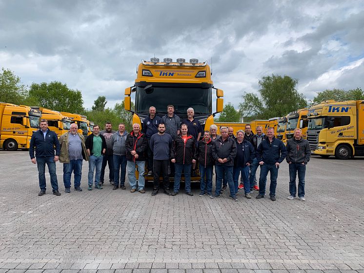 Das Team der Spedition TKN freut sich über zehn neue Scania S 580 V8