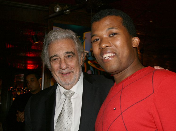 Placido Domingo gratulerar Luthando Qave efter Met-debuten